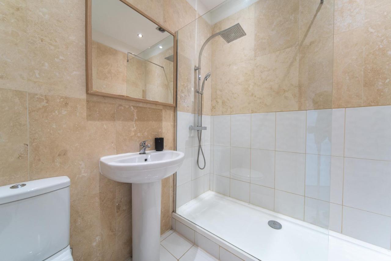 Spacious 2 Bedroom Apartment In Downtown London Exterior photo